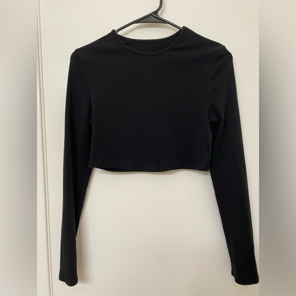 Black long sleeve crop top.